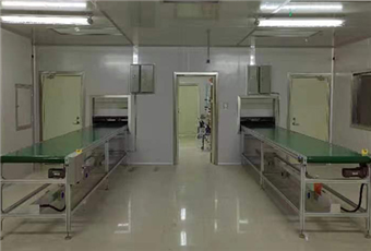 Automatic spraying flat conveyor line